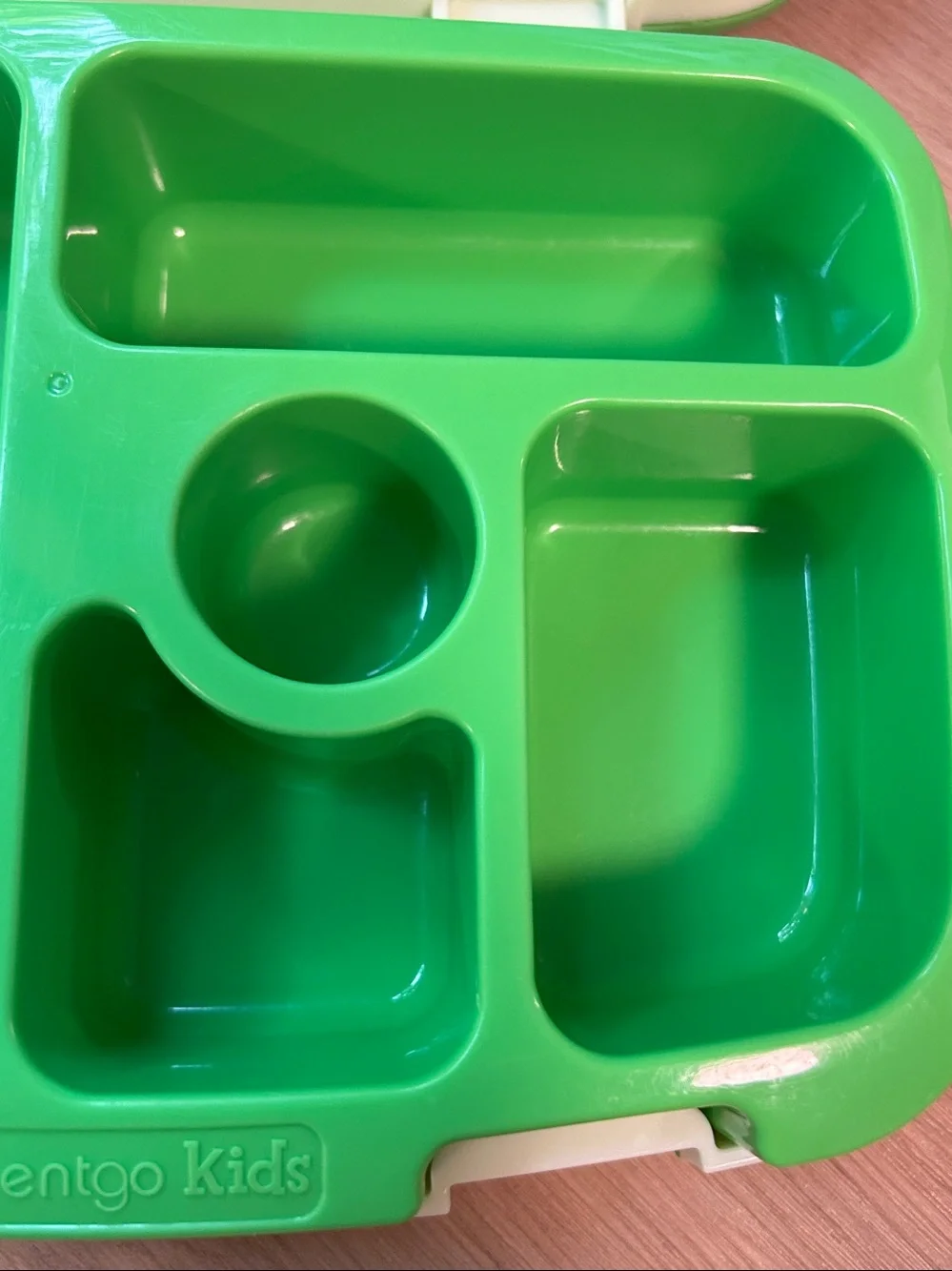Bentgo-Style Kids Lunchbox Tray 5 Compartment Green plus FREE food picks